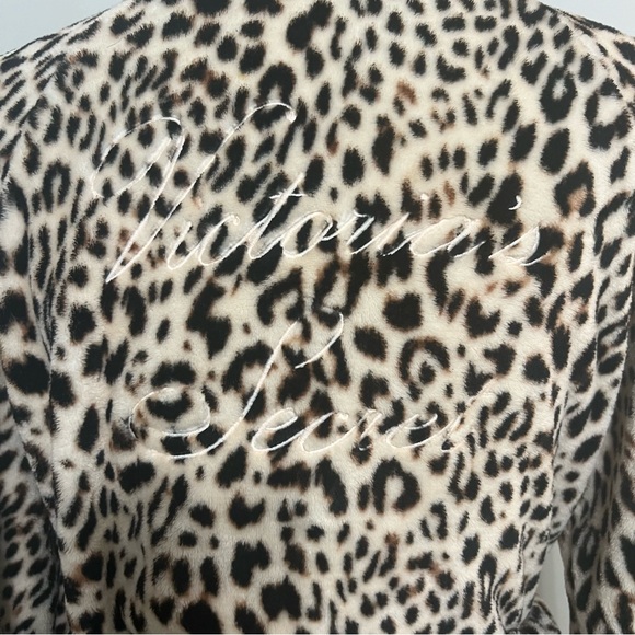 Victoria’s Secret Short Cozy Plush Leopard Robe w/Belt SZ M/L - Picture 4 of 6